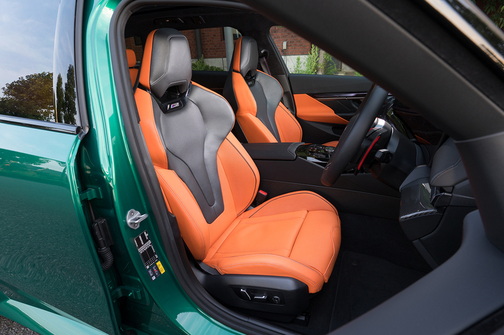 シートはレーシーな形状でありながら、ベンチレーションも含めて快適機能をフル装備。シートベルトにはMカラーがあしらわれる。
