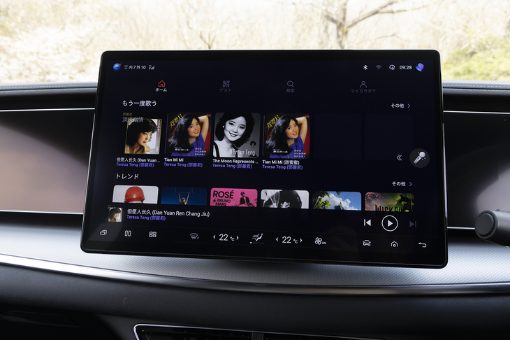 カラオケアプリも搭載。2025年6月30日までに車両登録が完了した購入者には車内で使えるカラオケマイクがプレゼントされる（特典はほかにもある）。