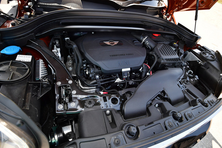 「MINIクーパーSD クロスオーバーALL4」が搭載する2リッター直4ディーゼルターボエンジンは、最高出力190ps、最大トルク400Nmを発生する。