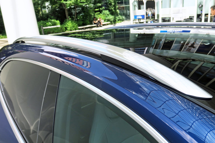 ポルシェ・タイカン4クロスツーリスモ（ルーフレール）