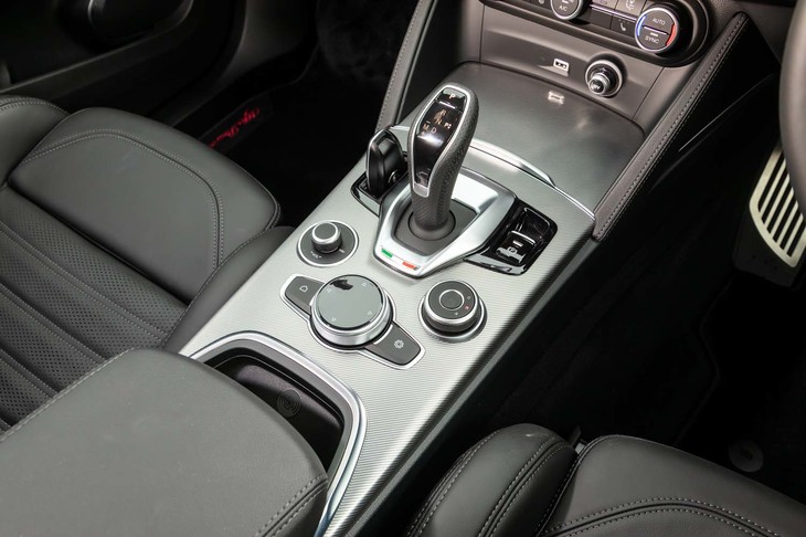 トランスミッションはZF制の8段AT。バイワイヤ式のシフトレバー周辺にはインフォテインメントシステムのスイッチや走行モードのセレクターなどが配置される。