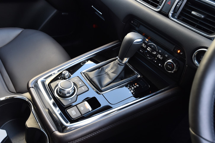 「CX-8」のトランスミッションは、全車6段AT。シフトレバーの手前に見えるのは、インフォテインメントシステムやパーキングブレーキのスイッチ類。