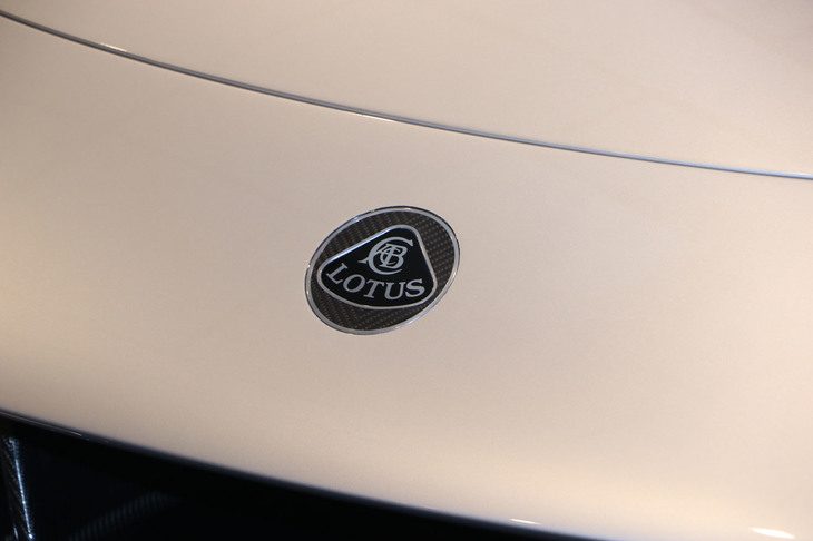 フロントに装着されたロータスのエンブレム。