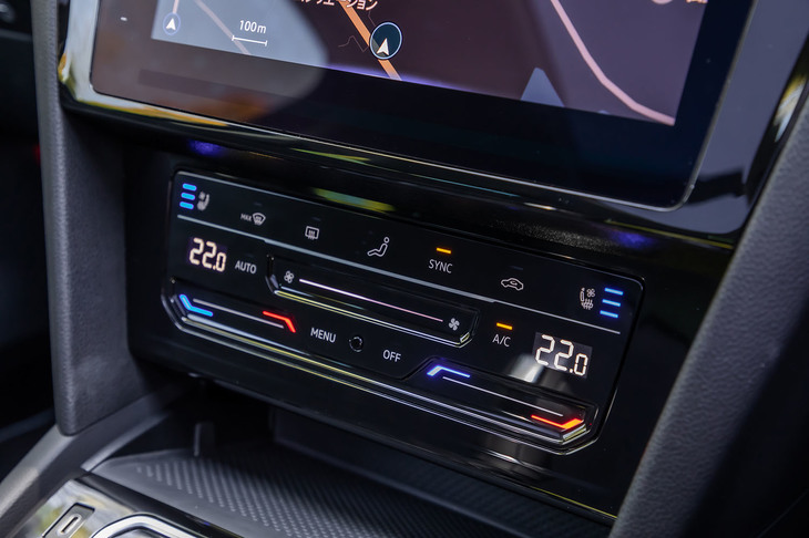 エアコンの操作は、3連ダイヤル式からタッチパネル式に変更された。「アドバンス」グレードで標準装備となる前席のヒーターやベンチレーション機能の操作も、このパネル上で行う。
