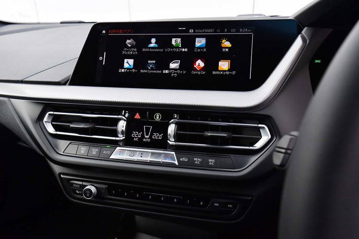 インストゥルメントパネルの中央には、高さを抑えたデザインの10.25インチモニターが配置される。