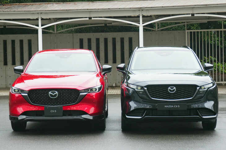 2026年5月21日に発売された3代目「マツダCX-5」。国内での受注台数は同年6月23日現在、月間販売計画2000台の5倍となる1万台を超えたという。今回はこの新型の登場によって絶版となった先代ディーゼルモデルの中古車価格が、この先どのように推移するのかを分析する。写真は左が2代目CX-5、右が3代目CX-5。