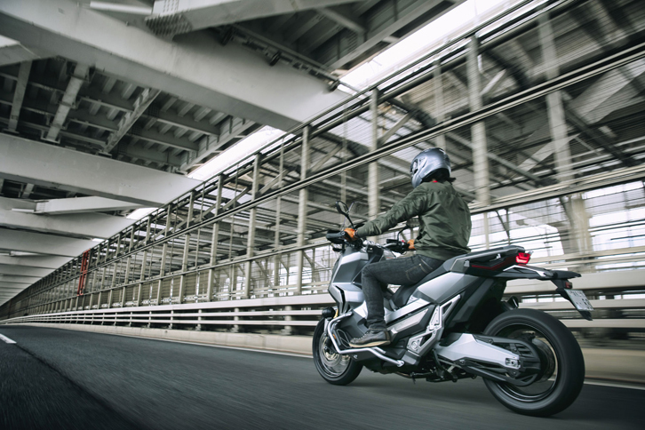 これまで、スクーター型の大型コミューターではライバルの「ヤマハTMAX」に大きくリードされてきたホンダだが、新たにクロスオーバー的なキャラクターを与えた「X-ADV」は、売れ行きも好調だという。