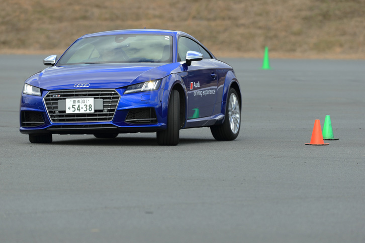 
	反時計回りで行う1本目は、運転席からパイロンが見えない怖さから、レコードラインにクルマを寄せられなかった。
	