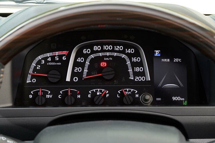 メーターは当然のごとく機械式だが、パネルの右側には4.2インチのTFTカラーマルチインフォメーションディスプレイが装備される。