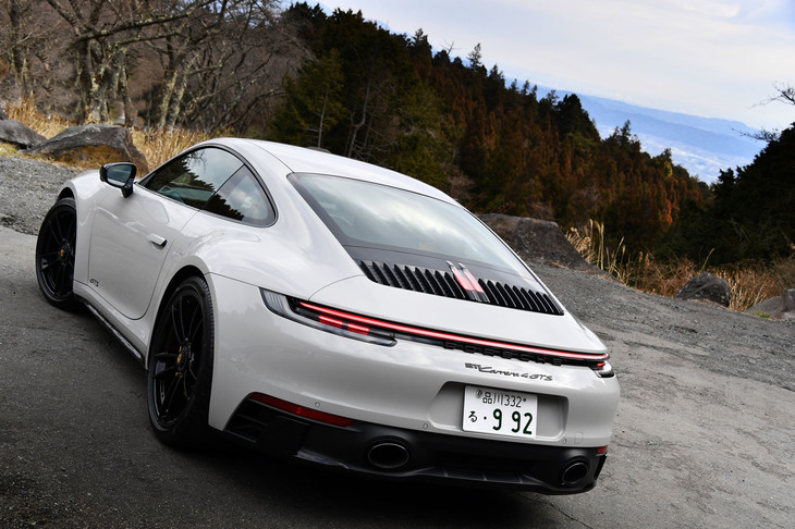 今回、漫画『サーキットの狼』の作者にして元レーシングドライバーの池沢早人師先生が試乗したのは「ポルシェ911カレラ4 GTS」。911シリーズのなかで「ターボ／ターボS」に次ぐパフォーマンスがセリングポイントである。