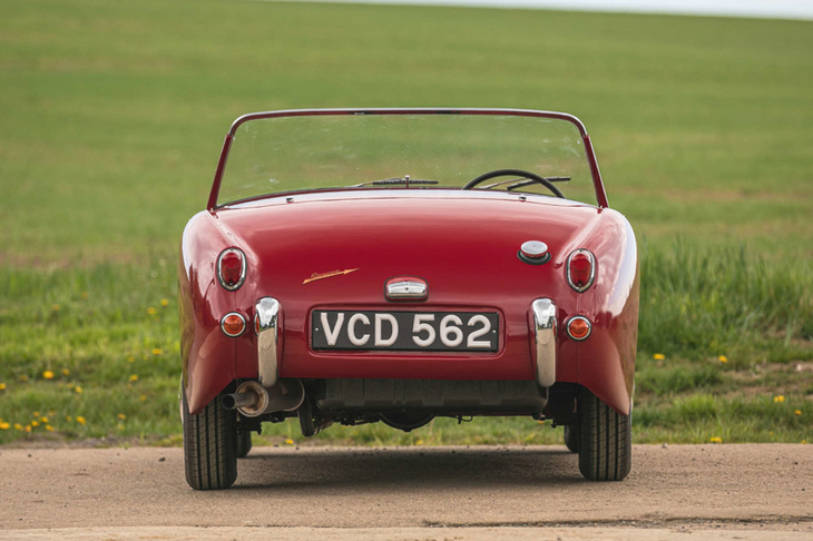 最高出力46PSの1リッター直4エンジンを搭載。ボディーサイズは全長×全幅×全高＝3490×1350×1210mm。オープンモデルながら、車重は640kgと軽量に仕上げられていた。