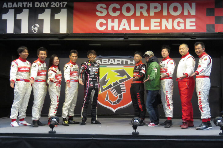 イベントステージにて記念撮影に応じる、プロドライバーやインストラクターたち。