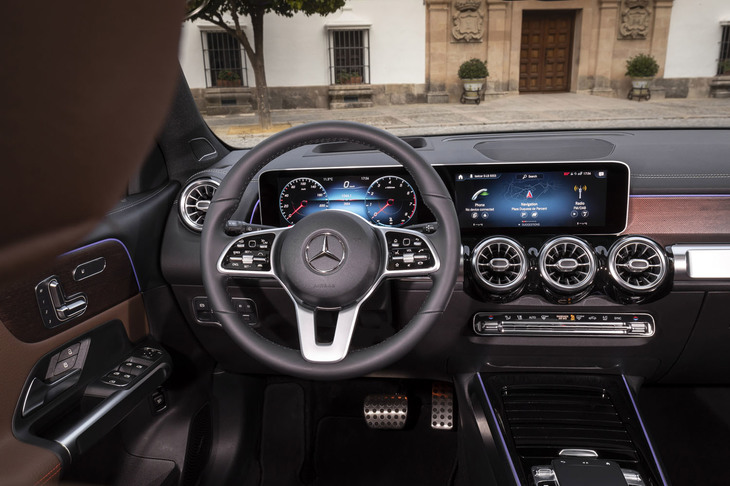 インテリアデザインは、同じFF系の「MFA2」プラットフォームを用いるモデルと共通する部分が多い。10.25インチのコックピットディスプレイと、同じく10.25インチのタッチスクリーンを並べたインストゥルメントパネルも「Aクラス」や「Bクラス」ですでに採用されているもの。