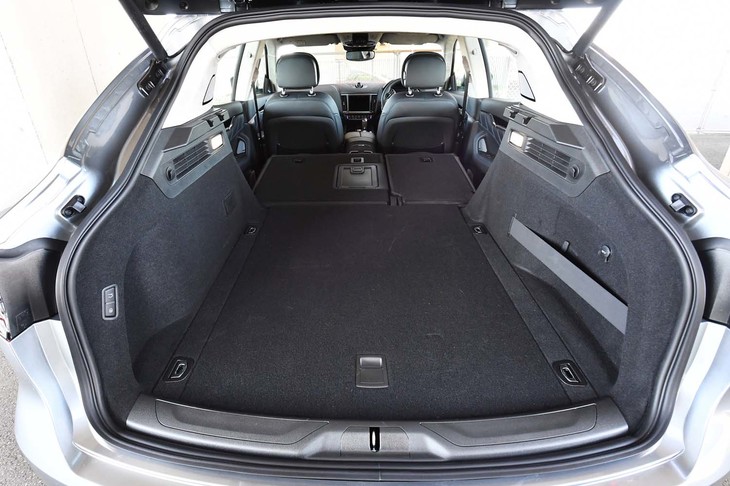 後席の背もたれ（6：4分割式）を倒し、荷室を最大化した状態。ほぼフラットなフロアがつくり出せる。