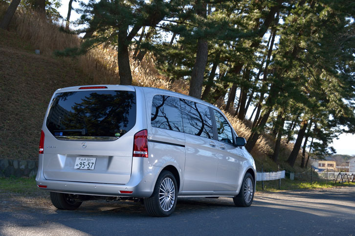 「メルセデス・ベンツV220d」のボディーサイズは、全長×全幅×全高＝4905×1930×1880mm。日本の代表的な高級ミニバン「トヨタ・アルファード」と比べた場合、長さと高さはほぼ同じだが、幅は80mm広い。