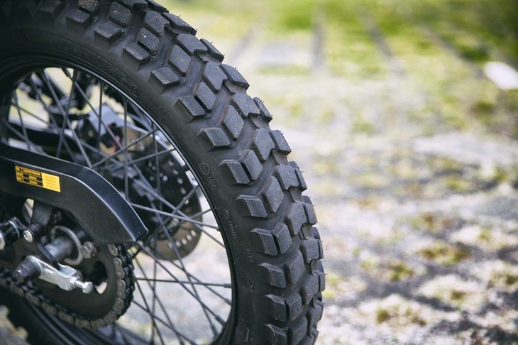 タイヤは前後とも18インチのオフロードタイプ。ブラック塗装が施されたホイールと組み合わされる。