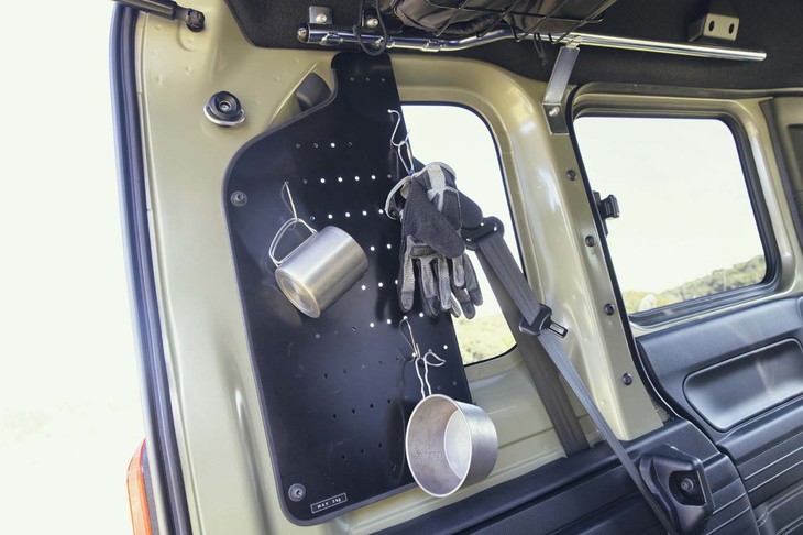 荷室の側面に装着する「有孔ボード」は、その名の通り、無数の孔（あな）が開いた機能的なボード。市販フックと併用するなど使い方はさまざま。左右別売りで、各1万1550円。