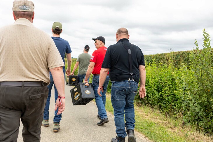 麦畑で観戦するので、脚立は必須。しかしここはビール王国ベルギー。ビールケースを脚立代わりにするのがイープル流。