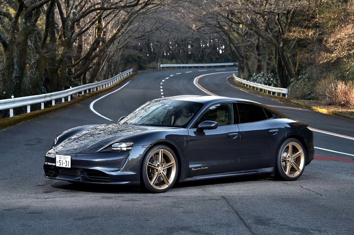 【ポルシェ・タイカン ターボのスペック】
	ボディーサイズ：全長×全幅×全高＝4963×1966×1381mm／ホイールベース：2900mm／車重：2305kg（DIN）／駆動方式：4WD／モーター：永久磁石同期式電動モーター／フロントモーター最高出力：--PS（--kW）／フロントモーター最大トルク：--N・m（--kgf・m）／リアモーター最高出力：--PS（--kW）／リアモーター最大トルク：--N・m（--kgf・m）／システム最高出力：625PS（460kW）／システム最大トルク：850N・m（86.7kgf・m）／タイヤ：（前）265/35ZR21 101Y XL／（後）305/30ZR21 104Y XL（グッドイヤー・イーグルF1アシンメトリック3）／一充電最大走行可能距離：450km（WLTPモード）／価格：2023万1000円
	
	【取材時の電費データ】
	テスト距離：194.6km（市街地1：高速道路7：山岳路2）／消費電力量：149kWh／参考電力消費率：1.3km/kWh