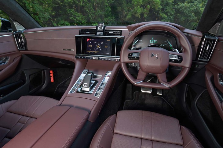 「オペラ」の内装は「アールルビィ」と名づけられたむら染めの赤茶一色で仕立てられる。