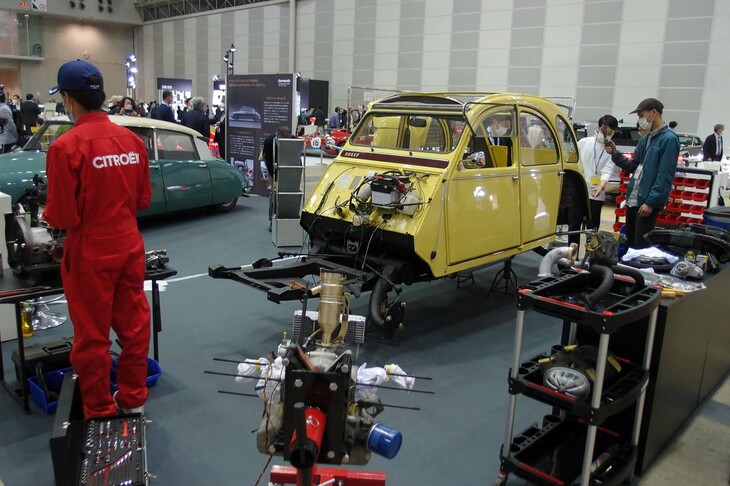 アウトニーズのブースにおける「シトロエン2CV」のレストア作業。