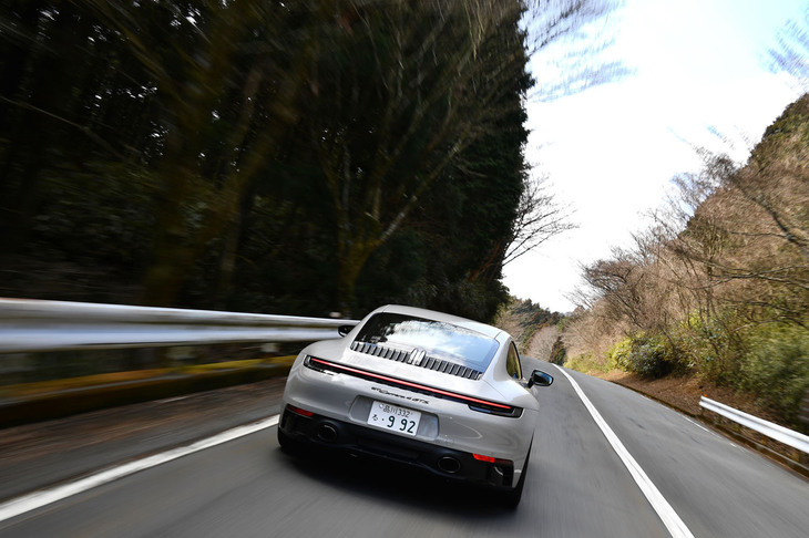 「911カレラ4 GTS」のパフォーマンスについては、0-100km/h加速が3.3秒、0-200km/h加速が11.8秒、最高速度は309km/hと発表されている。今回は約300km走行し、燃費は満タン法で6.1km/リッター、車載の燃費計で6.3km/リッターを記録した。