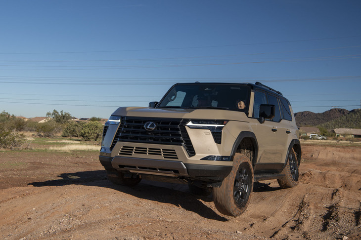 センターデフロックは全車標準で、さらに“オーバートレイル”にはリアデフロックも備わっている。