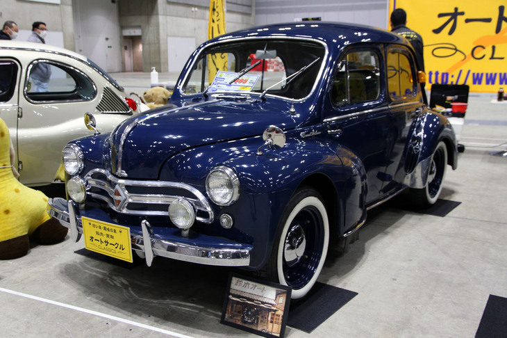オートサークルが展示した1957年「日野ルノー・デラックス」。ライセンス生産された「ルノー4CV」だが、ノックダウン生産から完全国産化への過渡期の仕様で、鍵穴が左前ドアにしかないなどの特徴が見られる。ほぼオリジナルという希少車。