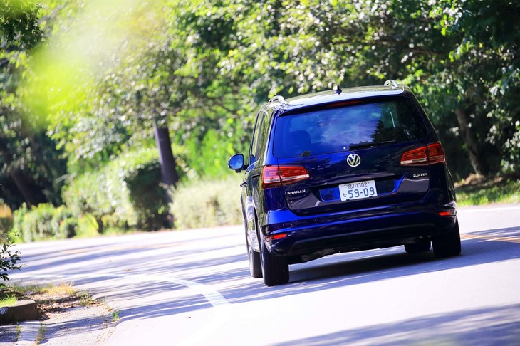 「ゴルフ」や「ゴルフヴァリアント」よりも27PSパワフルな2リッター直4ディーゼルターボエンジンを搭載する「シャランTDIハイライン」。WLTCモードでの燃費値は、14.0km/リッター。