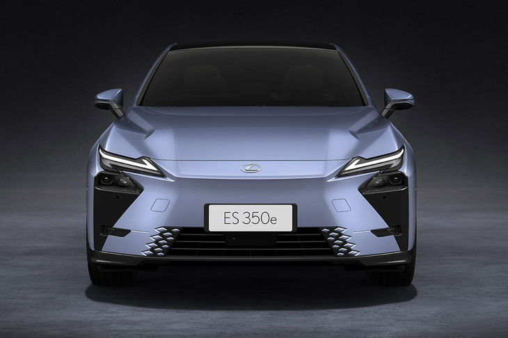 「ES350e」のフロントまわり。ハイブリッド車「ES300h」「ES350h」のノーズには、冷却性能確保のため薄型のグリルが設けられている。