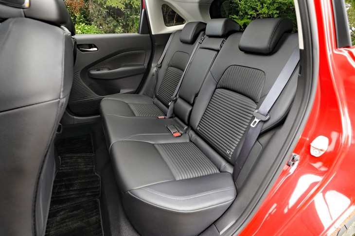 ライバルの「ホンダ・フィット」などよりも長いボディーの恩恵は広々とした後席空間に表れている。