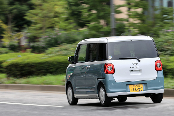 車体については、ハイテン材の多用によりボディー剛性を高めつつ重量を50kg軽量化。WLTCモード燃費も、従来型の20.6km/リッターから22.9km/リッターに改善した（自然吸気エンジン・FF仕様の数値）。