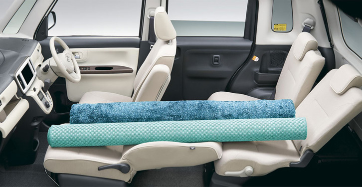 シートアレンジの豊富さもセリングポイントのひとつ。写真のように、長尺物を収納しつつ、2人乗車が可能。