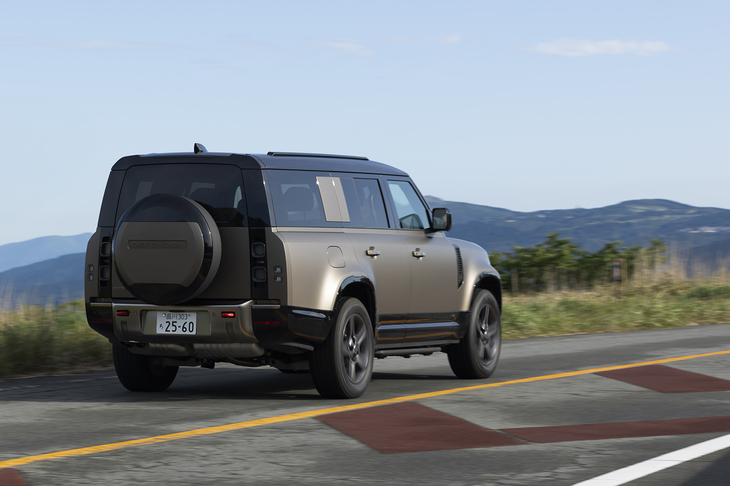 「ディフェンダー」は優れた快適性と並外れた悪路走破性を兼備しているのが特徴。最大渡河水深は900mmにも達する。