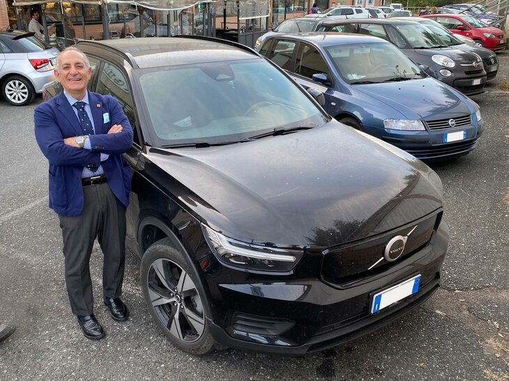 参考までに、2017年に本連載第518回に「トヨタ・オーリス ハイブリッド」のオーナーとして登場した保険代理店長カルロ・クレスティ氏。彼は「日産リーフ」を経て、現在「ボルボXC40リチャージ」を愛用している。