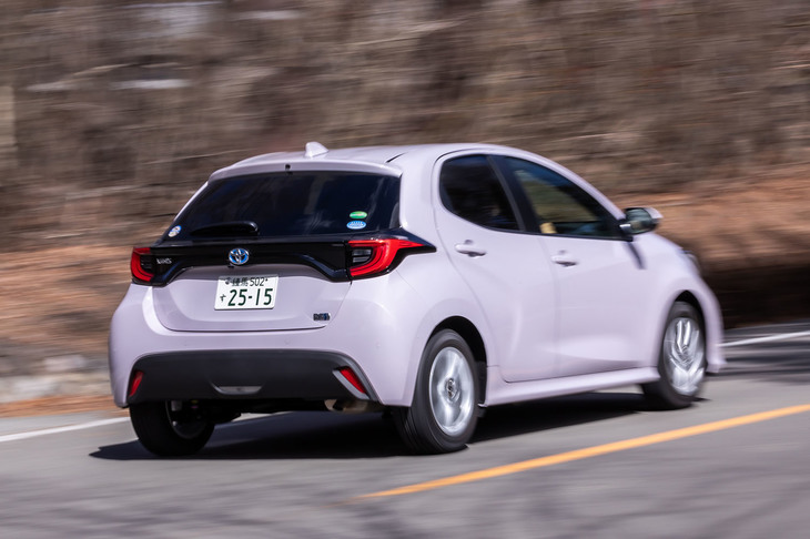 「ヤリス」の外装は単色が12タイプ、ルーフとピラー部分がボディーと別色になるツートンカラーが6タイプ設定されている。試乗車のボディーカラーは「アイスピンクメタリック」と呼ばれるもの。WLTCモードの燃費値は35.8km/リッター。