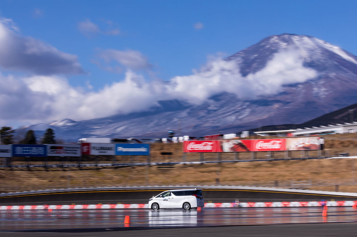 「エフィシェントグリップRVF02」の試走は富士スピードウェイ内の施設であるトヨタ 交通安全センター モビリタで行われた。乾燥路面のほか、散水によるウエット区間や舗装路面の継ぎ目などを模したセクションも設定されていた。