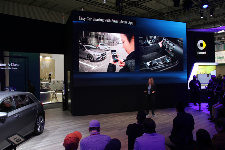 メルセデス・ベンツのプレゼンテーション。Aクラスの「プライベート・カーシェアリング」について説明するデジタル担当副社長のザビーネ・ショウネルト氏。