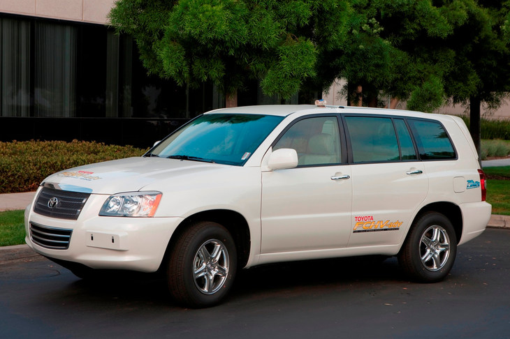 トヨタが2008年に発表した「FCHV-adv」。従来モデルの約2倍の航続距離を実現していた。