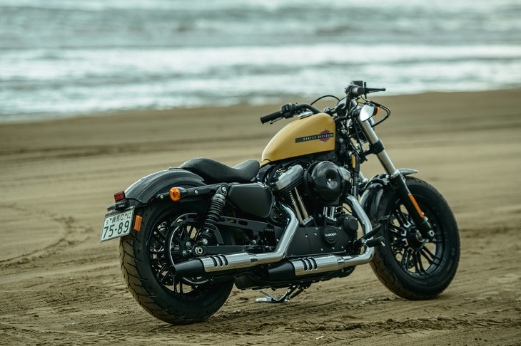 コンパクトな「スポーツスター」ファミリーの中でも、「フォーティーエイト」はファットなフロントの16インチタイヤとスリムなピーナツタンクを備えた、ビンテージレーサー風のスタイルを特徴としている。