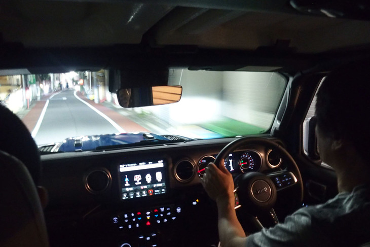 東京・杉並の住宅街を行く「グラディエーター」。ボディーサイズは全長×全幅×全高＝5600×1930×1850mmで、ベースとなった「ラングラー アンリミテッド」よりも全長が730mm長い。しかし、ボディーの見切りが抜群にいいせいか岩城滉一氏よろしく、「乗っちゃうと、意外と小回り利くんですよ」的なセリフも言えそうだ。