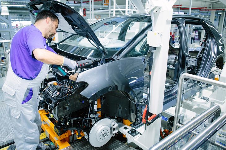 エンジン車より部品点数が少なく、製造工程も少ない電気自動車。生産や開発の現場も、変革に迫られている。