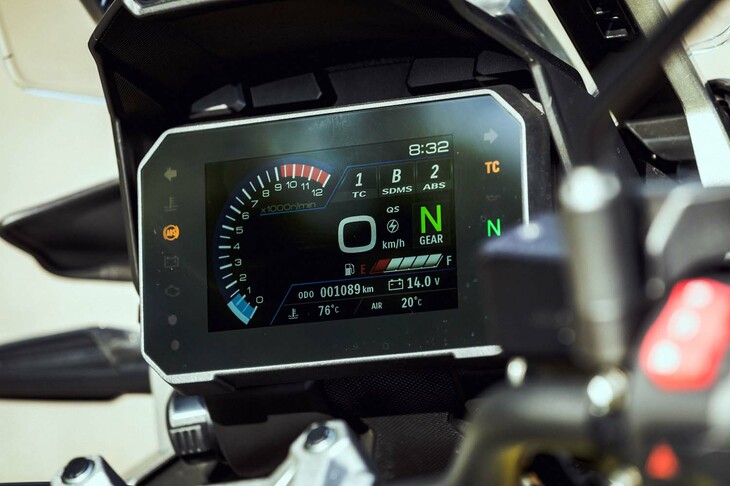 「Vストローム1050／1050DE」に新採用された、マルチインフォメーションディスプレイ。従来型がモノクロだったのに対しフルカラーとなり、大きなアラートや警告をポップアップ表示するなど、新機能も追加された。