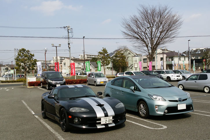 東八道路沿いの某PC屋さんの駐車場にて。こうして駐車していると、高頻度で車内をのぞかれることに気づいた。……もうブックオフとかでヘンな本は買えないな。