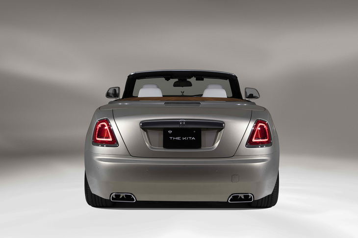 リアデッキには、オープンポア仕上げのロイヤルウオールナットが張られている。