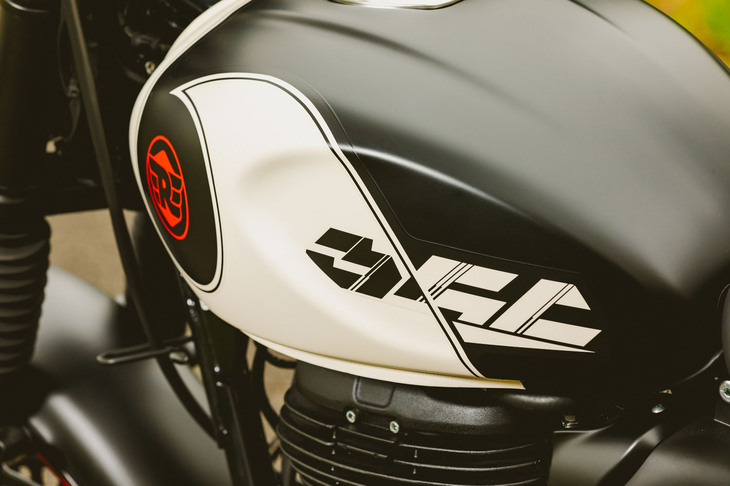 「世界中の都市をイメージした」という新色の設定もトピック。試乗車には「東京の黒いアスファルトをモチーフにした」という「トウキョウ・ブラック」が用いられていた。