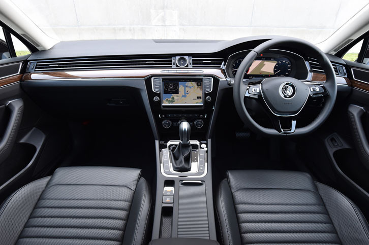 ウッドパネルやナパレザーのシートが与えられる、「TSIハイライン」のインテリア。運転席と助手席には、シートヒーターとシートベンチレーションも備わる。