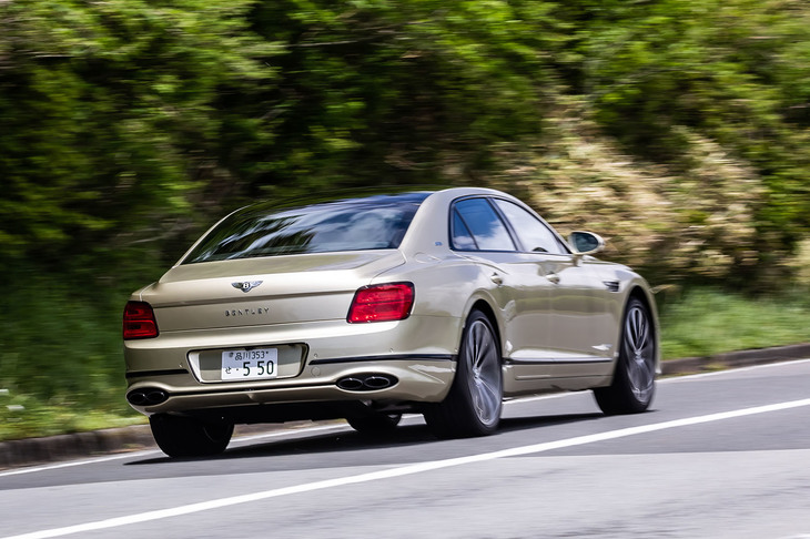 W12モデルより車重が100kg軽いこともあり、俊敏でレスポンスの良い走りが味わえる「フライングスパーV8」。0-100km/h加速4.1秒、最高速318km/hという動力性能を実現している。