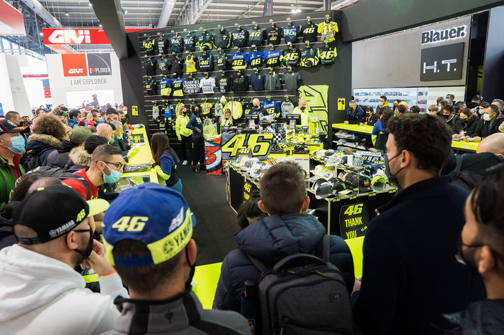 今年いっぱいで引退を表明したMotoGPライダー、バレンティーノ・ロッシのグッズ売り場。写真を撮影した日はロッシのお別れ会「One More Lap」の開催日であったため、特に混んでいるのだと思ったのだが、週末に再訪するとさらに混んでいた。ロッシ人気、恐るべし。