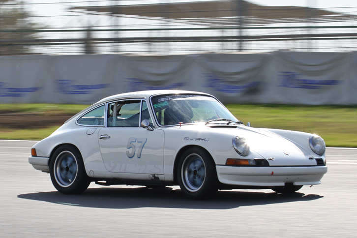 総合2位、Pクラス優勝の1971年「ポルシェ911 2.4」。